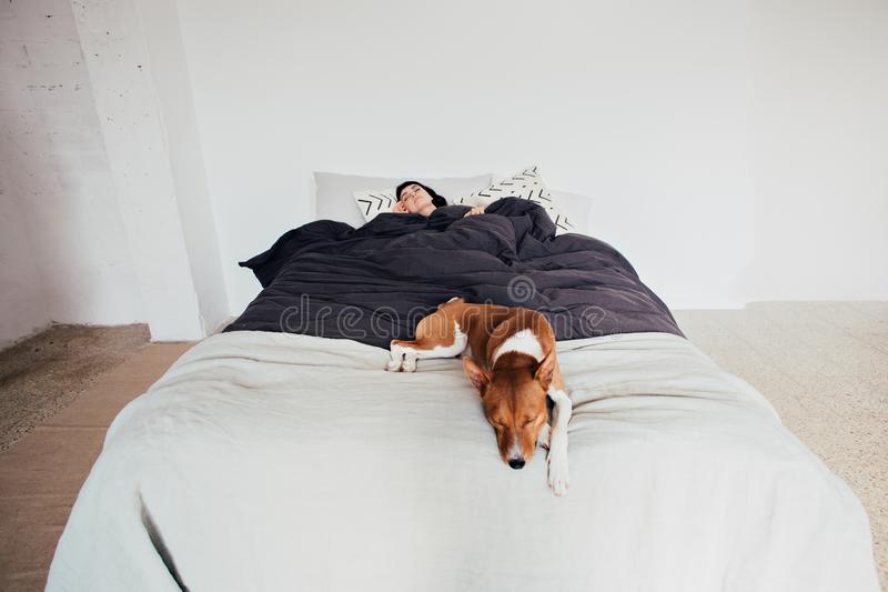 Можно ли брать собаку в постель